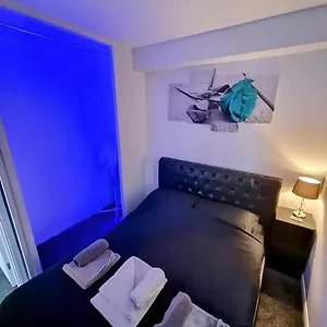 Sleek & Stylish - E15 With Parking Appartement